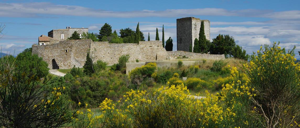 Le chateau de Roussas vu depuis le Sanctuaire Saint-Joseph