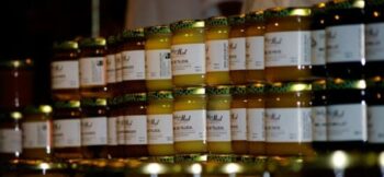Stand de Miel sur un marché provençal de la producteur