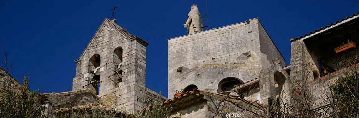 Le village de Clansayes, sa tour et son Eglise dans la Drome