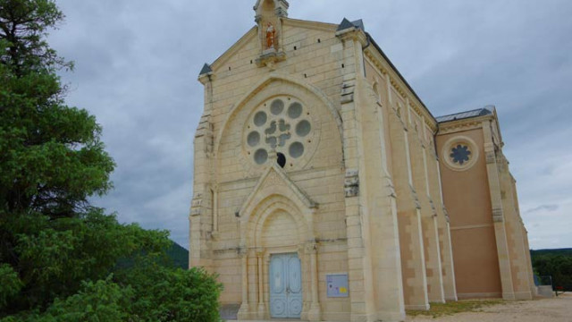 Entrée du Sanctuaire Saint-Joseph vue depuis un petit chemin