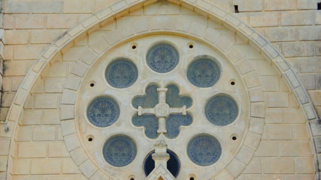 Rosace du Sanctuaire Saint-Joseph au téléobjectif