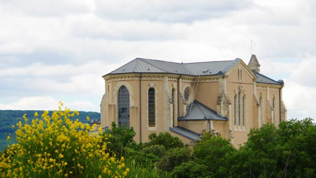 Sanctuaire Saint-Joseph pris depuis la route en arrivant