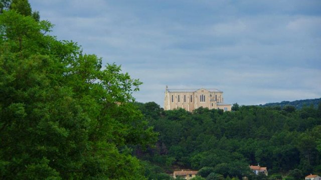 Vue d'ensemble du Sanctuaire depuis la route